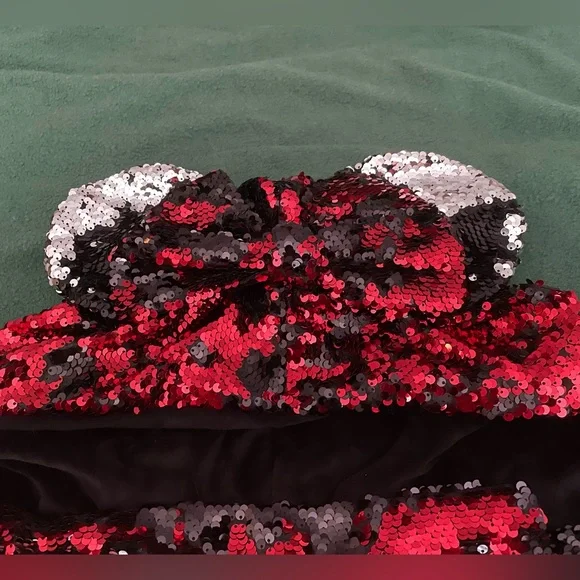 Minnie Mouse Reversible Sequin Hooded Blanket - Picture 4 of 11